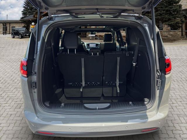 Photo of 2025 Ceramic Gray Clearcoat Chrysler Pacifica