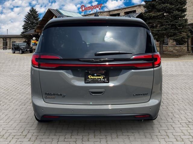 Photo of 2025 Ceramic Gray Clearcoat Chrysler Pacifica