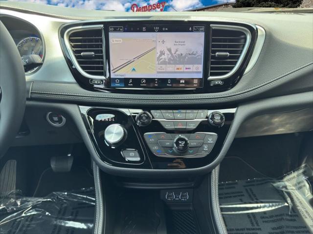 Photo of 2025 Ceramic Gray Clearcoat Chrysler Pacifica