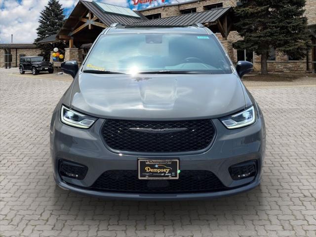 Photo of 2025 Ceramic Gray Clearcoat Chrysler Pacifica