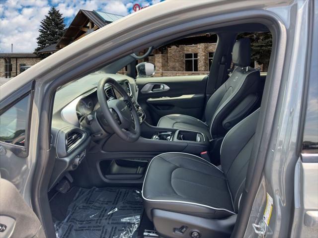 Photo of 2025 Ceramic Gray Clearcoat Chrysler Pacifica