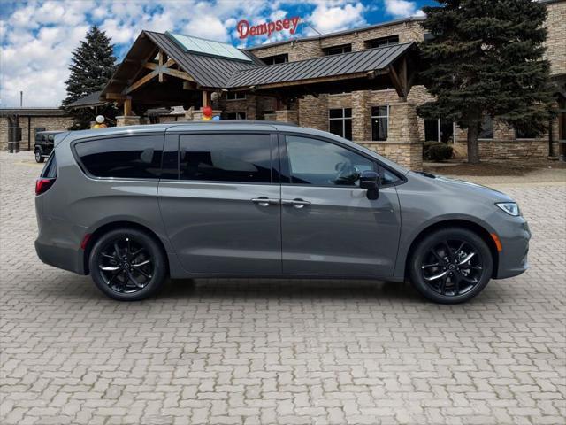 Photo of 2025 Ceramic Gray Clearcoat Chrysler Pacifica