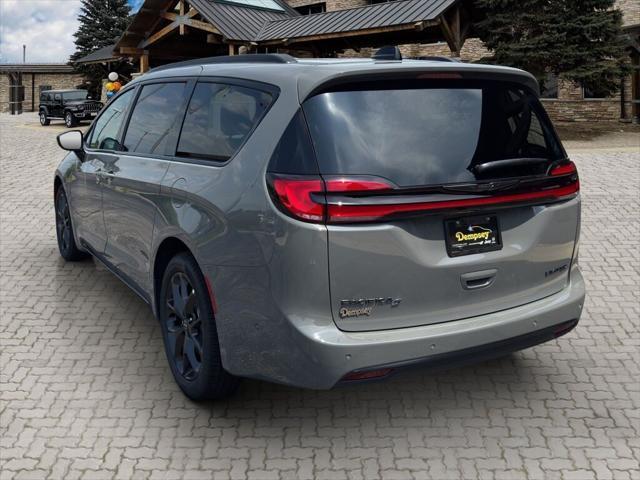 Photo of 2025 Ceramic Gray Clearcoat Chrysler Pacifica