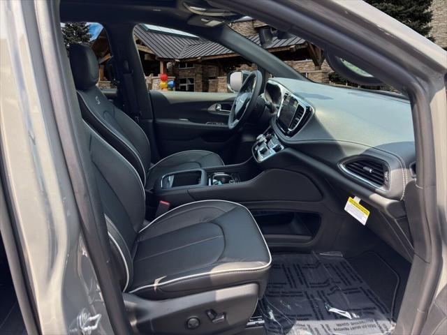 Photo of 2025 Ceramic Gray Clearcoat Chrysler Pacifica