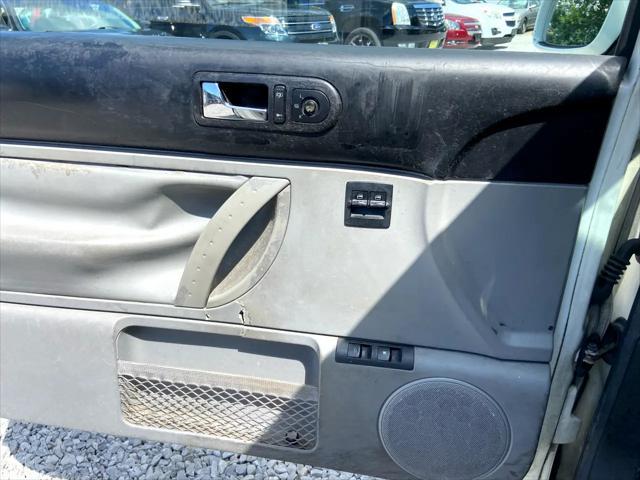 Photo of 2001 White Volkswagen New Beetle