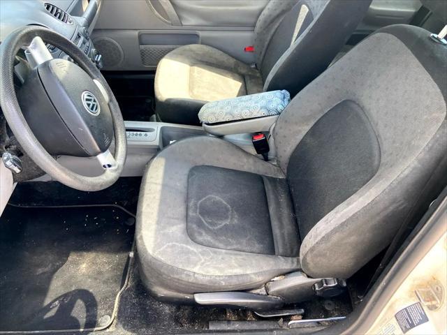 Photo of 2001 White Volkswagen New Beetle
