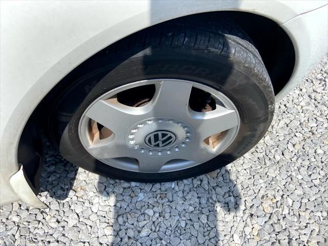 Photo of 2001 White Volkswagen New Beetle