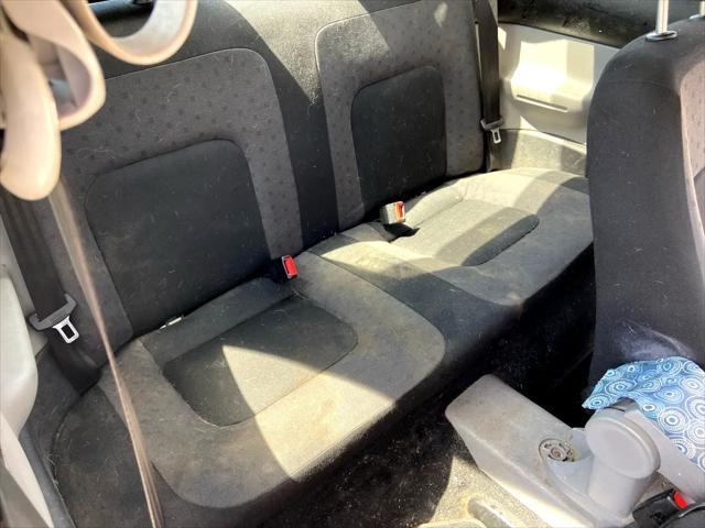 Photo of 2001 White Volkswagen New Beetle