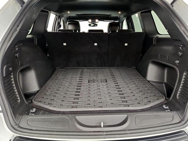 Photo of 2021 White Jeep Grand Cherokee