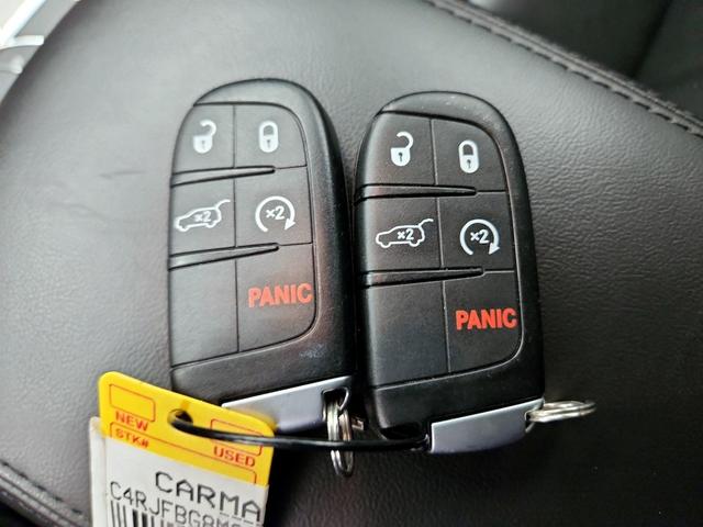 Photo of 2021 White Jeep Grand Cherokee