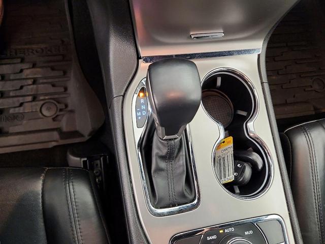 Photo of 2021 White Jeep Grand Cherokee