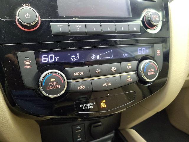 Photo of 2016 White Nissan Rogue