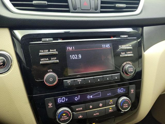 Photo of 2016 White Nissan Rogue