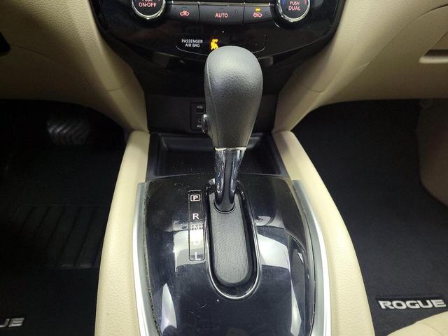 Photo of 2016 White Nissan Rogue