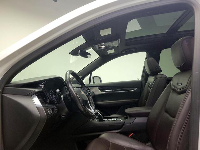 Photo of 2022 White Cadillac XT6