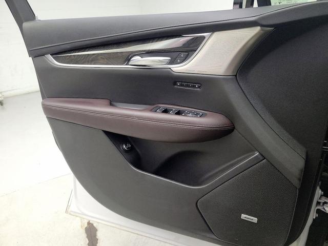 Photo of 2022 White Cadillac XT6