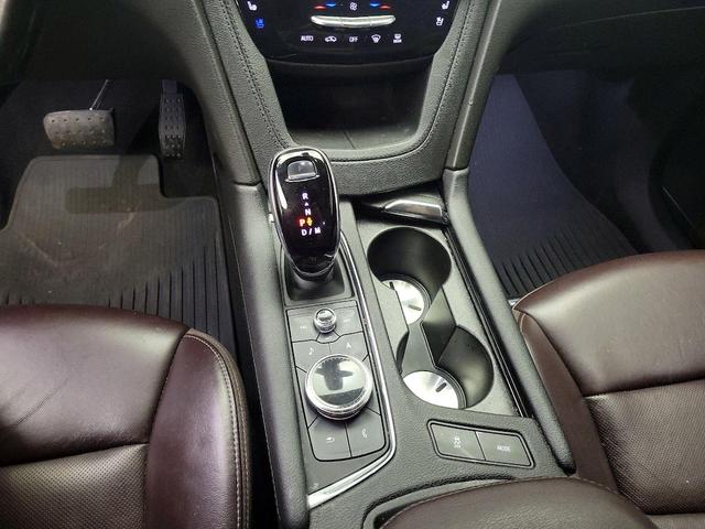 Photo of 2022 White Cadillac XT6
