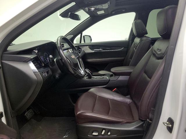 Photo of 2022 White Cadillac XT6