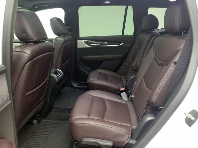 Photo of 2022 White Cadillac XT6