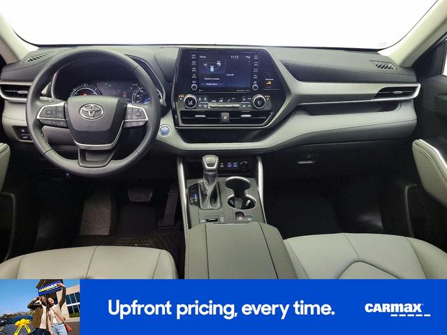Photo of 2022 Gray Toyota Highlander Hybrid