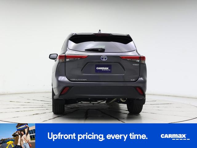Photo of 2022 Gray Toyota Highlander Hybrid