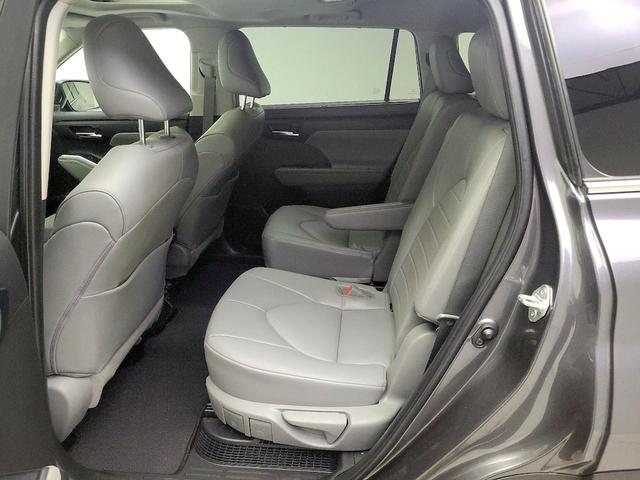 Photo of 2022 Gray Toyota Highlander Hybrid