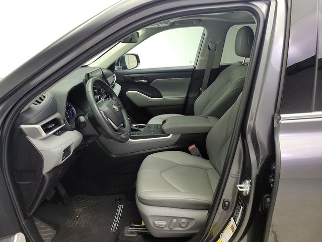 Photo of 2022 Gray Toyota Highlander Hybrid