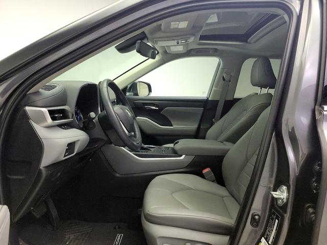 Photo of 2022 Gray Toyota Highlander Hybrid