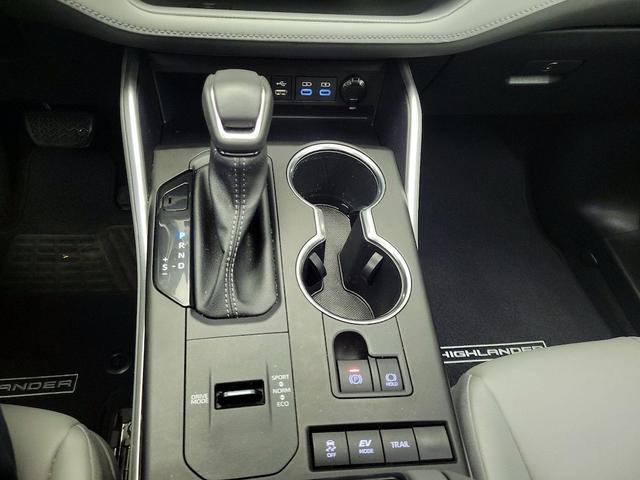 Photo of 2022 Gray Toyota Highlander Hybrid