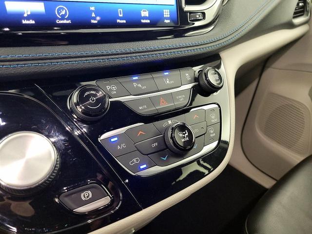 Photo of 2021 Black Chrysler Pacifica Hybrid