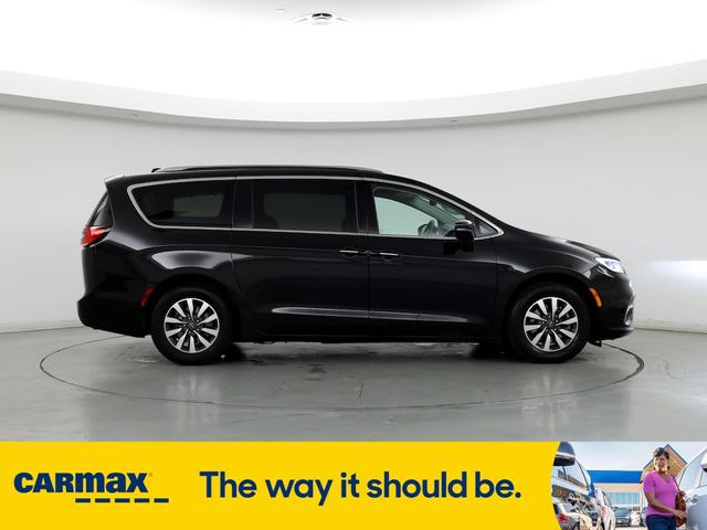 Photo of 2021 Black Chrysler Pacifica Hybrid