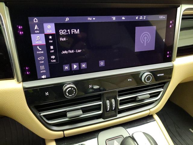 Photo of 2022 White Porsche Macan