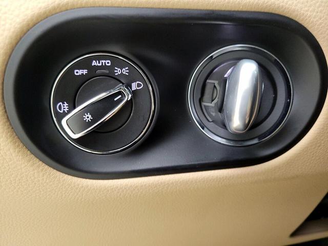 Photo of 2022 White Porsche Macan
