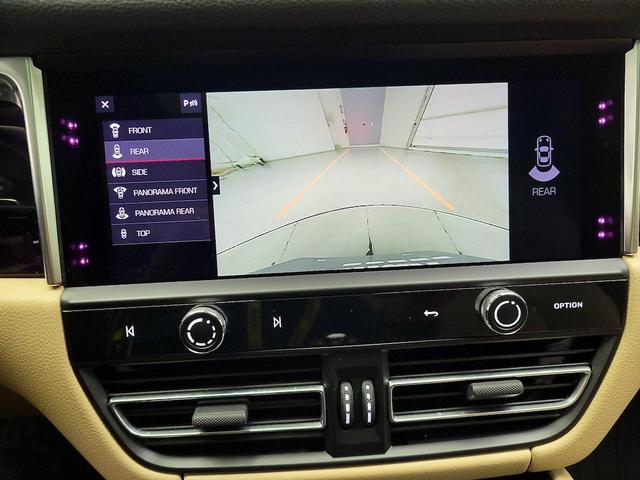 Photo of 2022 White Porsche Macan