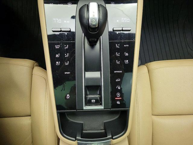 Photo of 2022 White Porsche Macan