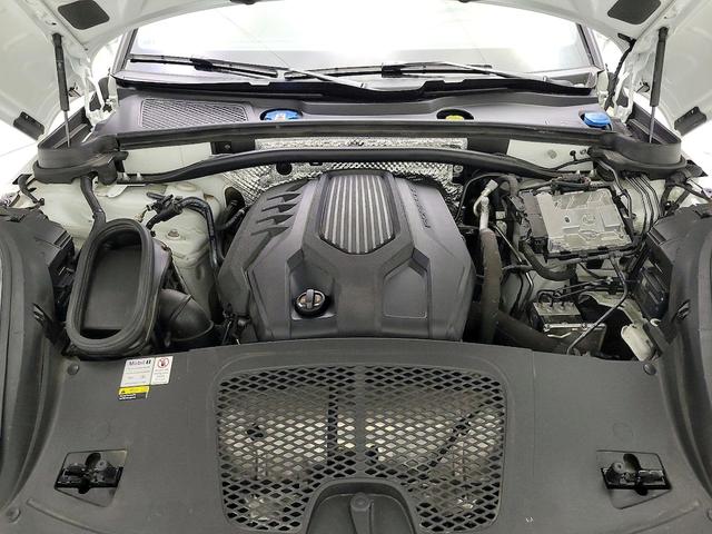 Photo of 2022 White Porsche Macan