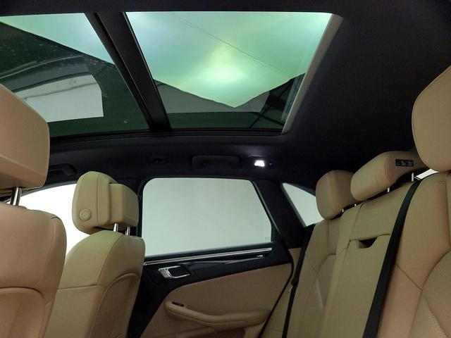 Photo of 2022 White Porsche Macan