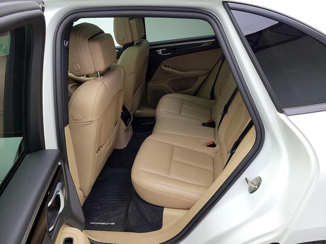 Photo of 2022 White Porsche Macan