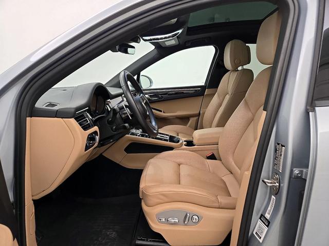Photo of 2022 Silver Porsche Macan