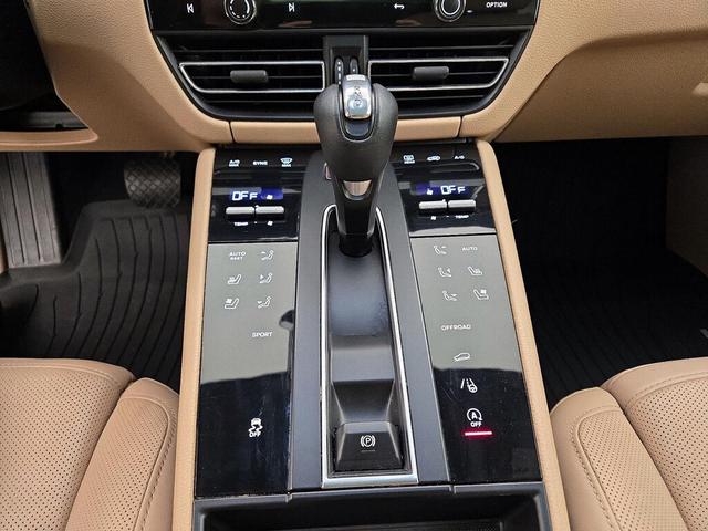 Photo of 2022 Silver Porsche Macan