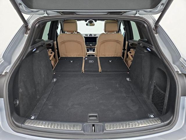 Photo of 2022 Silver Porsche Macan