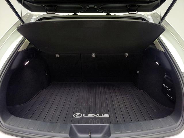 Photo of 2021 White Lexus UX 200