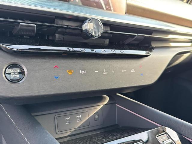 Photo of 2025 White / Black Nissan Murano