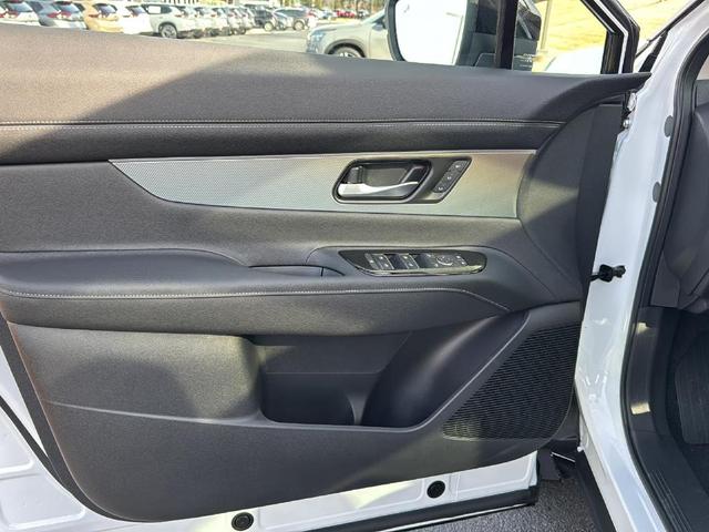 Photo of 2025 White / Black Nissan Murano