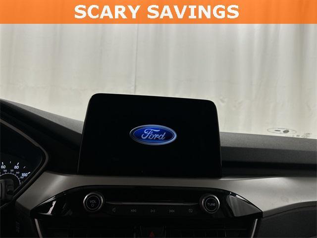 Photo of 2022 Star White Metallic Tri-Coat Ford Escape