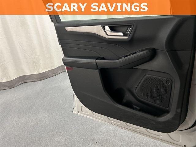 Photo of 2022 Star White Metallic Tri-Coat Ford Escape