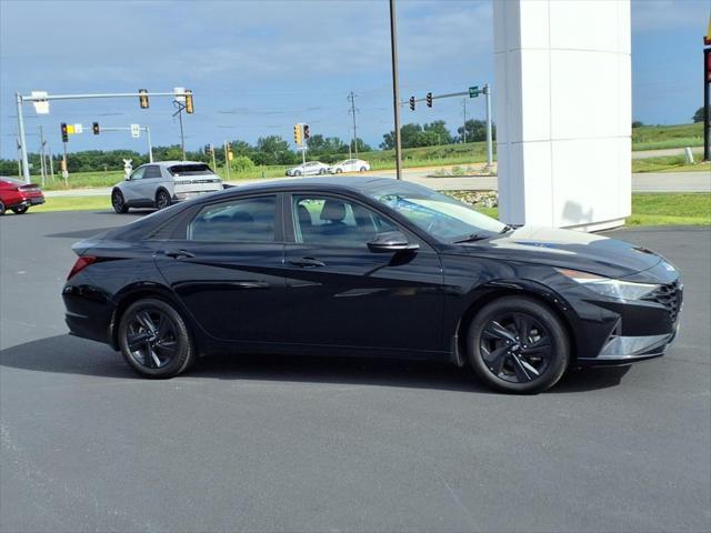 Photo of 2022 Black Hyundai ELANTRA