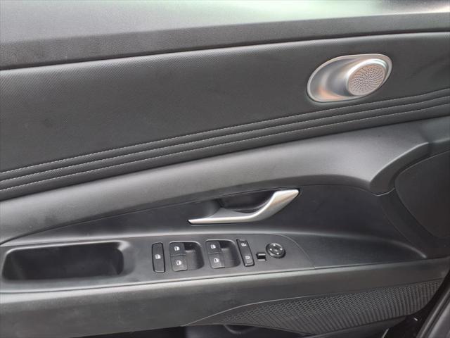 Photo of 2022 Black Hyundai ELANTRA
