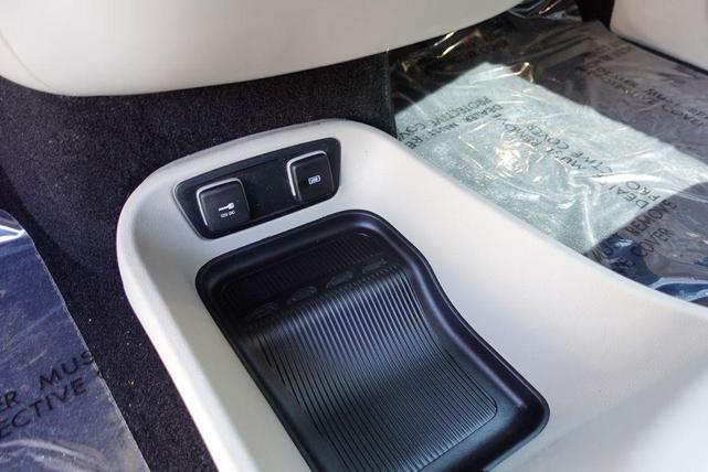 Photo of 2017 Bright White Clearcoat Chrysler Pacifica