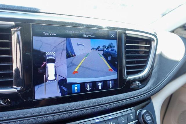 Photo of 2017 Bright White Clearcoat Chrysler Pacifica